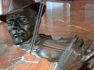 violinista nel pavimento Statua violinista nel pavimento