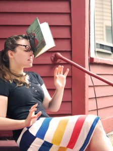 Autoscatto di Kaija Straumanis con libro